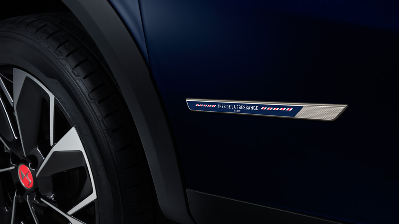 フロントドアのエンブレム