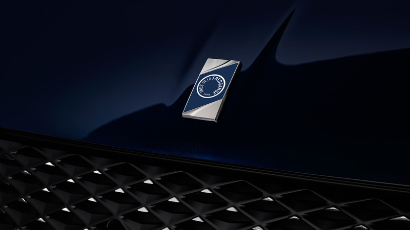 フロントフードの専用バッヂ