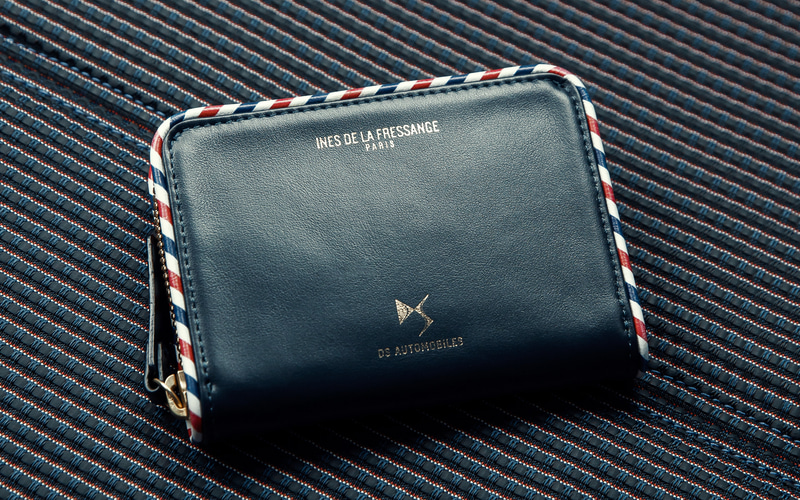 DS 3 クロスバック イネス・ド・ラ・フレサンジュ成約記念としてDSオートモビルとイネス・ド・ラ・フレサンジュのWネームのオリジナルレザーウォレットがプレゼントされる
