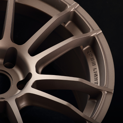 厚みを持たせたリムフランジいっぱいまでスポークを伸ばすことで、力強さと足長感を両立。スポークとリムフランジの重なりによって立体感を生み出すだけでなく、フランジ部の剥離を起きにくくする効果もあるという