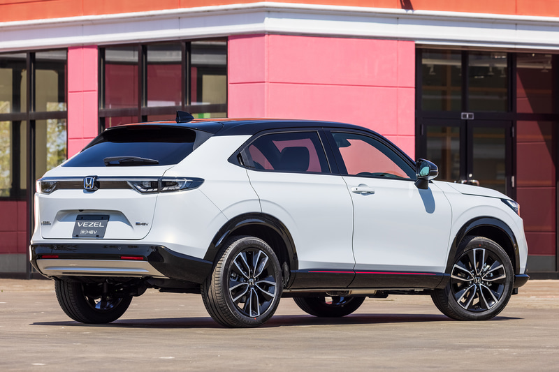 撮影車両はe：HEV PLaY。ボディカラーはプレミアムサンライトホワイト・パール＆ブラック