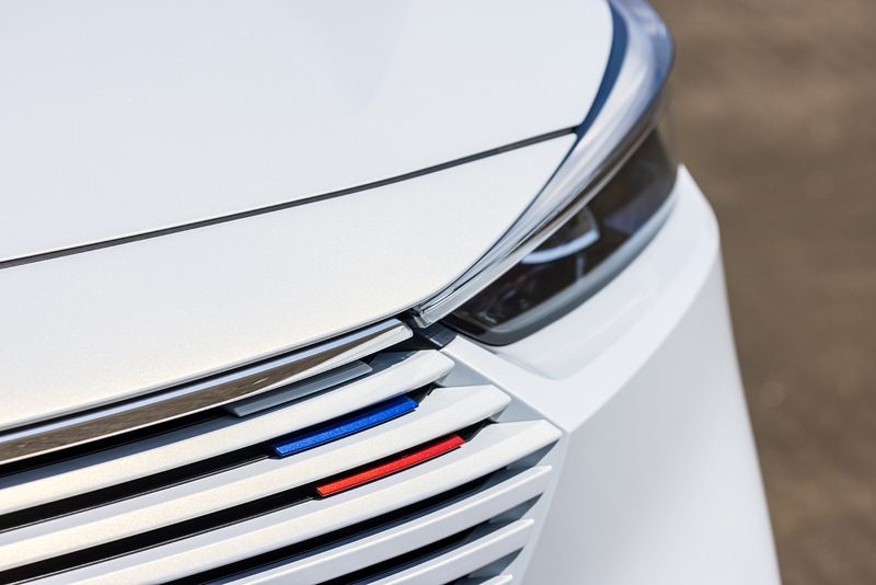 e：HEV PLaYは専用の外装パーツを装備。フロントグリルにはトリコロールのカラーバーオーナメントが付く