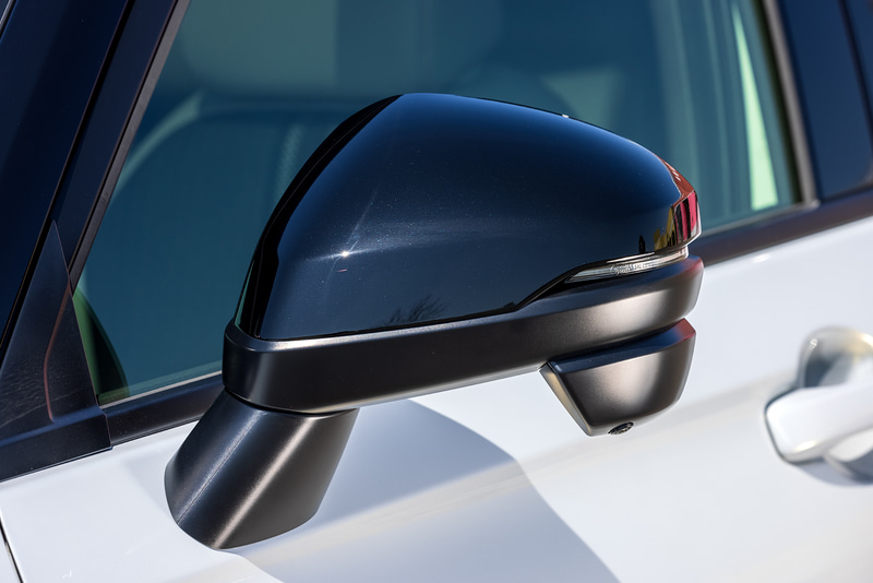 電動格納式リモコンカラードドアミラーは全車標準。e：HEV Zとe：HEV PLaYはオートリトラ＆リバース連動（助手席側）機能も搭載