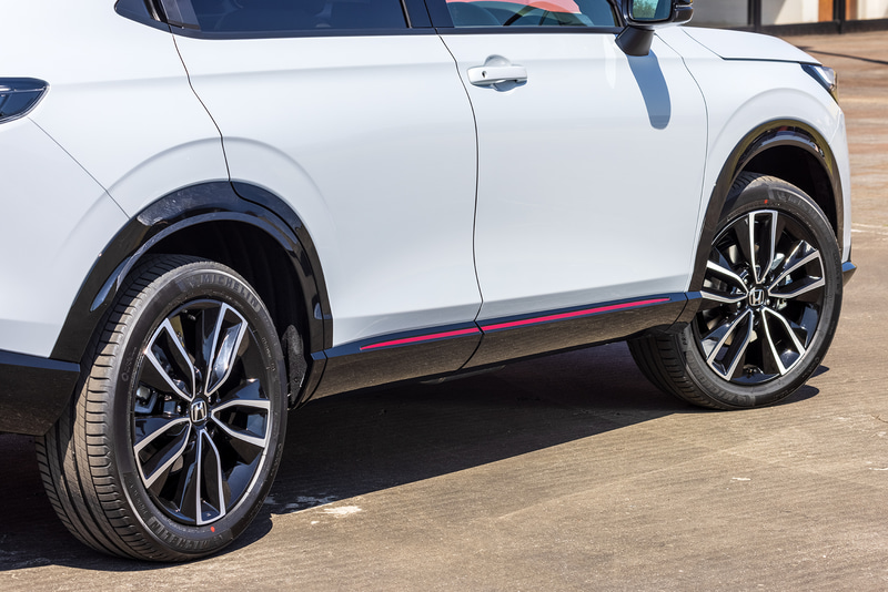 ドアロアガーニッシュにパッションレッドの加飾が付くのもe：HEV PLaY専用