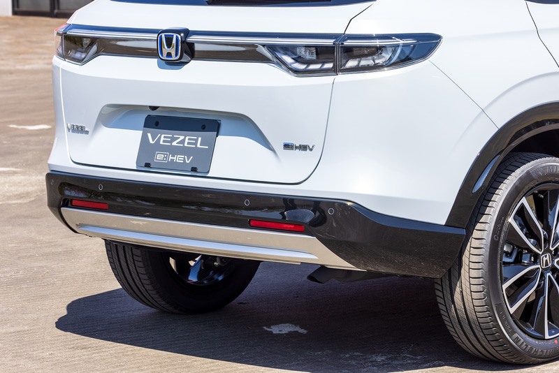 e：HEV Zとe：HEV PLaYはクリアブラック塗装のフロント、サイド、リアバンパーガーニッシュを装備