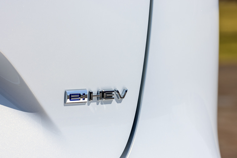 テールゲート下部にe：HEVバッヂが付く