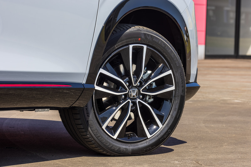 e：HEV Zとe：HEV PLaYのタイヤサイズは225/50R18。ブラックと切削コンビネーションのアルミホイールも標準