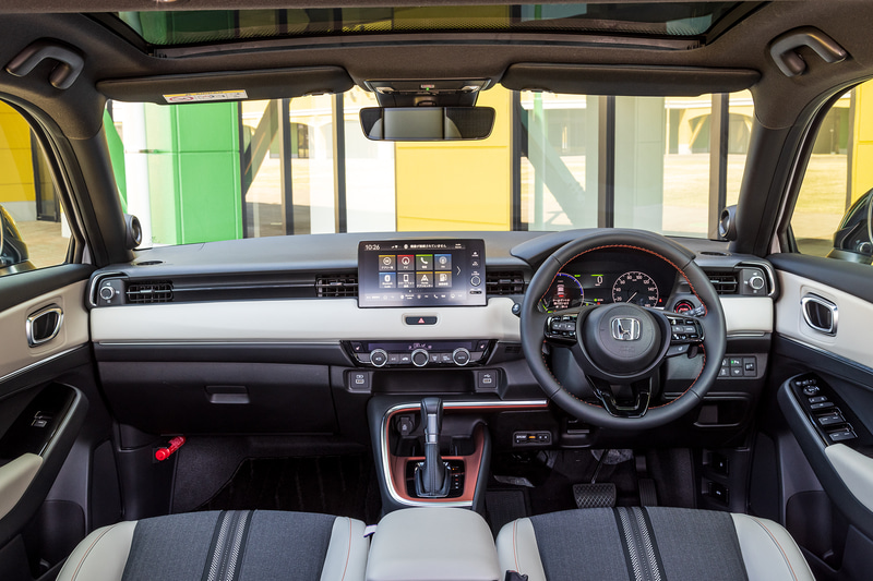 水平基調で広々とした印象のインパネまわり。e：HEV PLaYはインテリアカラーがグレージュとブラックのコンビネーションになる