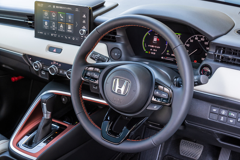 e：HEV Zとe：HEV PLaYのステアリングは本革巻タイプ。e：HEV PLaYはステッチがオレンジ色になる
