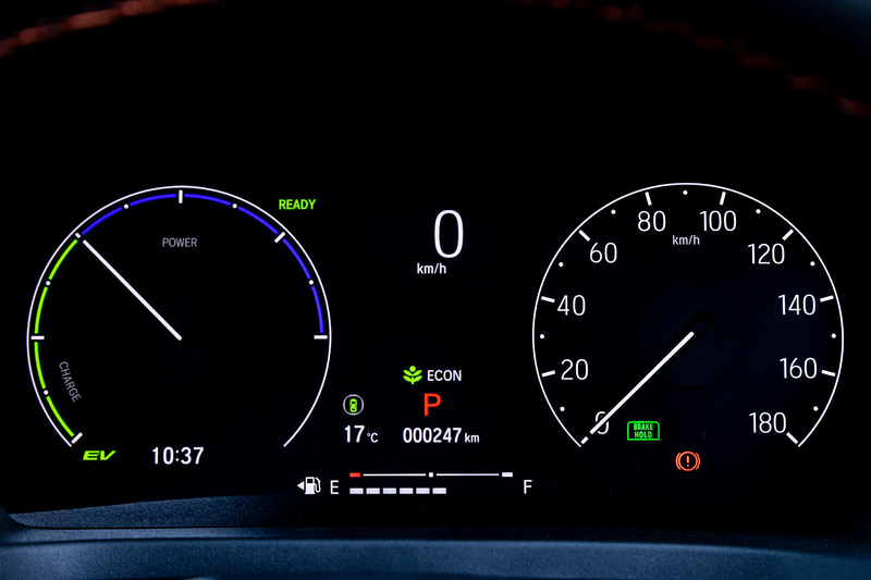 e：HEVのメーターパネルは7インチ液晶とアナログスピードメーターの組み合わせ。液晶側にはエネルギーフローや各種情報の表示が可能