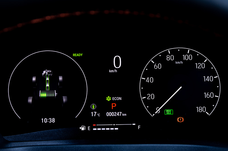 e：HEVのメーターパネルは7インチ液晶とアナログスピードメーターの組み合わせ。液晶側にはエネルギーフローや各種情報の表示が可能
