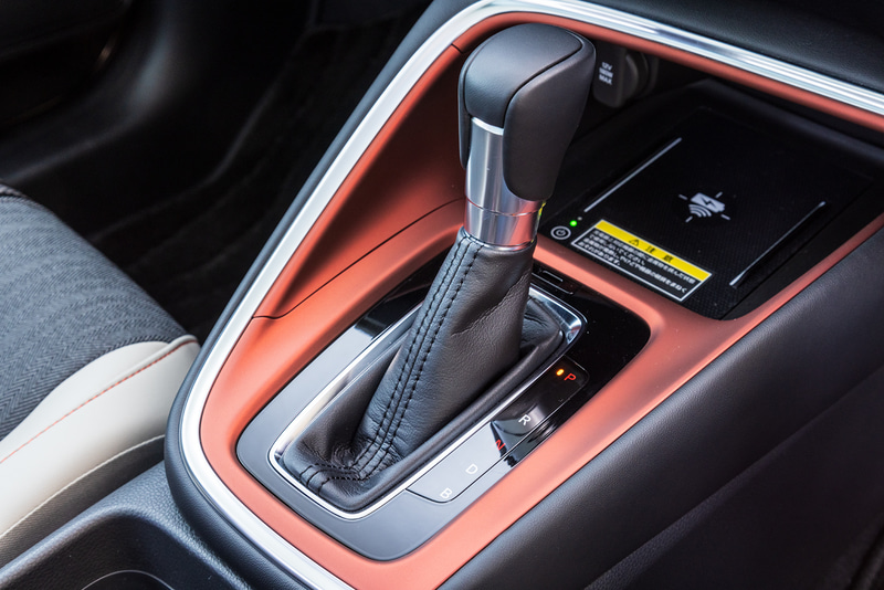 シフトセレクターはDレンジのほか減速度の高いBレンジを設定。4段階に調節可能な減速セレクターも用意されている。バーミリオン色のパネルはe：HEV PLaY専用