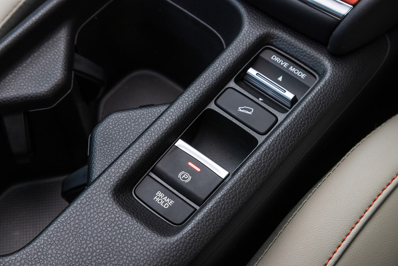 シフト横のセレクターでは加速度が異なる「ECON」「NORMAL」「SPORT」の3モードを選択可能。ヒルディセントコントロールは全車標準