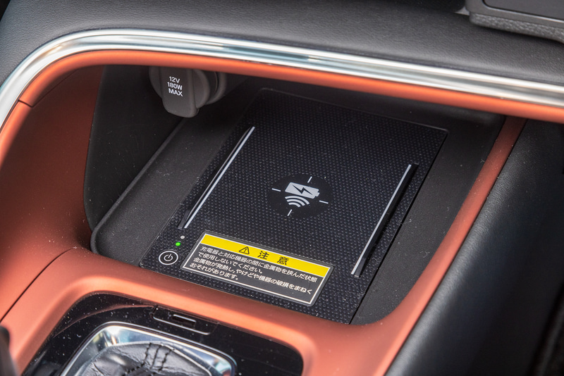 ワイヤレス充電器はe：HEV PLaYに標準。その他はオプションで装着可能