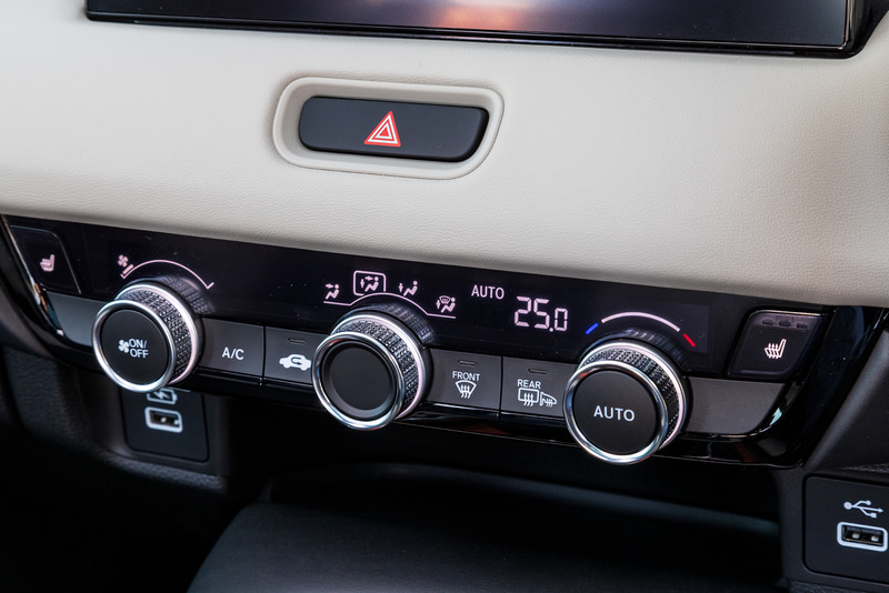 フルオートエアコンは全車標準。e：HEV Zのみ左右独立温度調節が可能