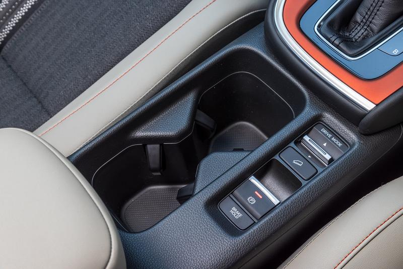 シフトレバー後方にカップホルダーを装備