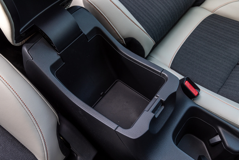 カップホルダー後方にはアームレスト付センターコンソールボックス