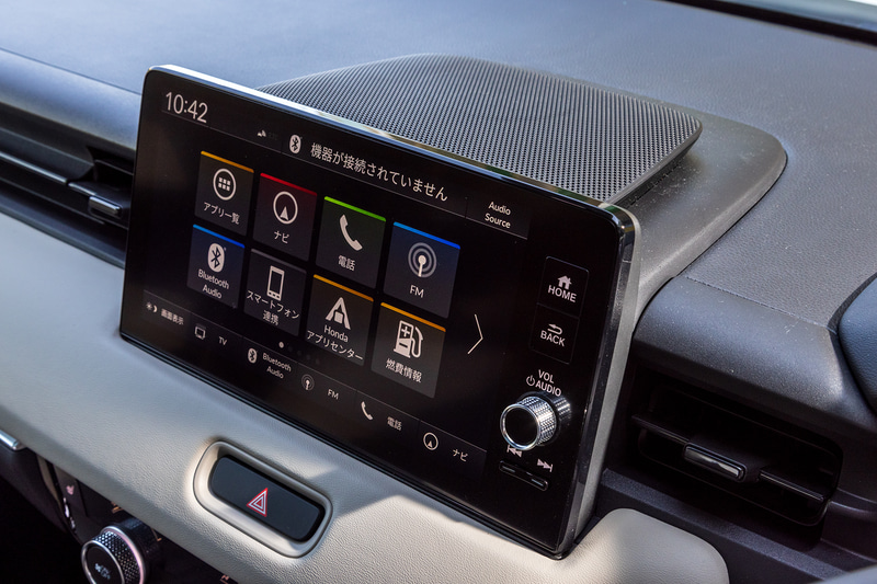 e：HEV PLaYにはHondaConnectディスプレーが標準。10スピーカーとなる「プレミアムオーディオ」はe：HEV Zとe：HEV PLaYにオプション。ディスプレイ後方にセンタースピーカーがある
