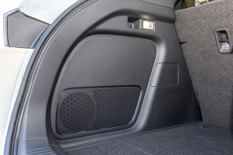 荷室サイドには13cmボックスバスレフサブウーファーも配置