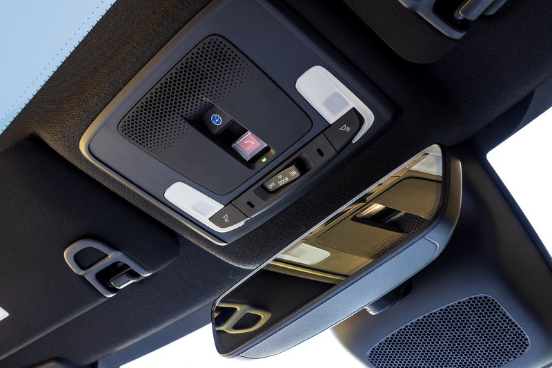 フロントシート頭上にはバックミラーと静電タッチ式のLEDマップランプを装備