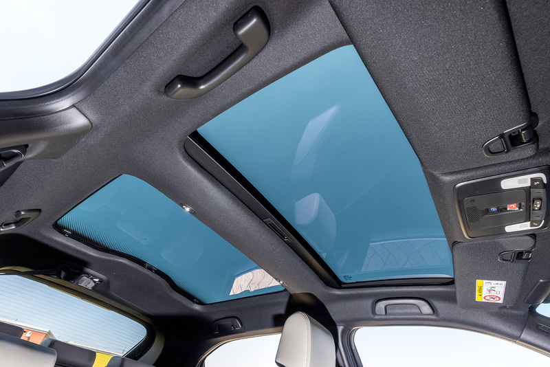 e：HEV PLaYには前後にガラスエリアを持つパノラマルーフが標準。残念ながら他のグレードにはオプション設定もされていない