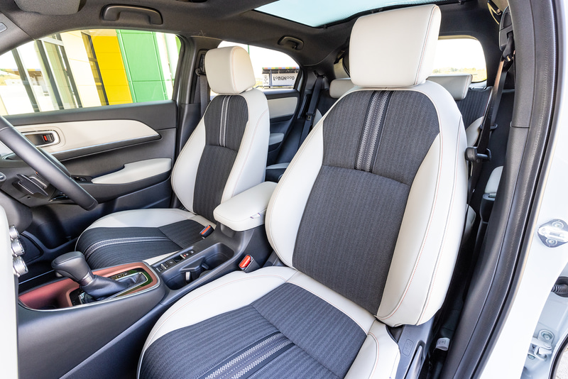 タップリとしたボリュームを持つフロントシート