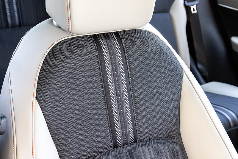 e：HEV PLaYのシート表皮はグレージュとグレーのコンビネーションを基調にバーミリオンのステッチとアクセントテープが加わる