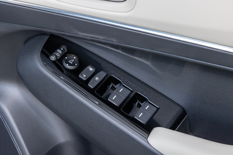 e：HEV Zとe：HEV PLaYのパワーウインドウは全席ワンタッチタイプ