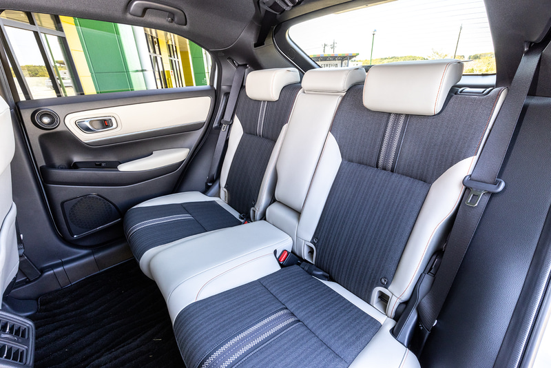 リアシート。中央に収納式のアームレストを装備