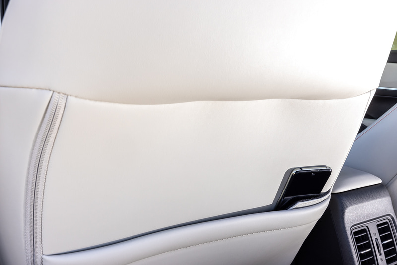 前席バックレスト部にシートバックポケットとスマートフォポケットを装備。e：HEV Zとe：HEV PLaYは運転席側、助手席側ともに用意される