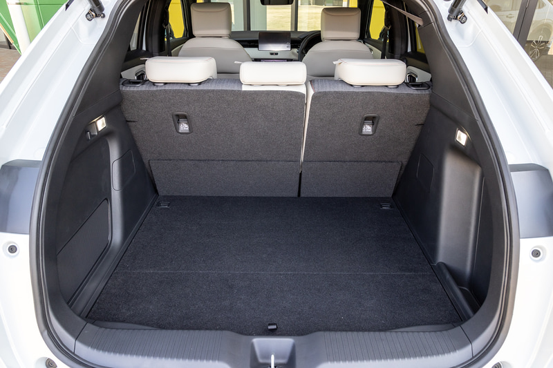 リアシートは6：4分割可倒式。チップアップ＆ダイブダウン機構を採用しており、前倒し時にはほぼフラットなラゲッジスペースを生み出すことが可能