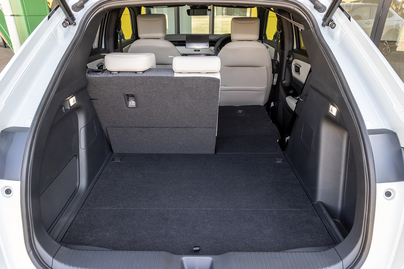 リアシートは6：4分割可倒式。チップアップ＆ダイブダウン機構を採用しており、前倒し時にはほぼフラットなラゲッジスペースを生み出すことが可能