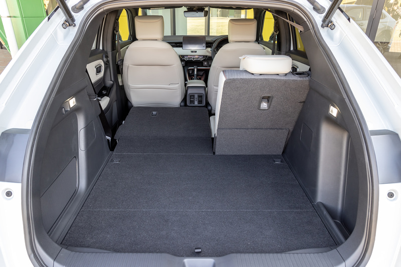 リアシートは6：4分割可倒式。チップアップ＆ダイブダウン機構を採用しており、前倒し時にはほぼフラットなラゲッジスペースを生み出すことが可能