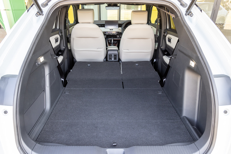 リアシートは6：4分割可倒式。チップアップ＆ダイブダウン機構を採用しており、前倒し時にはほぼフラットなラゲッジスペースを生み出すことが可能