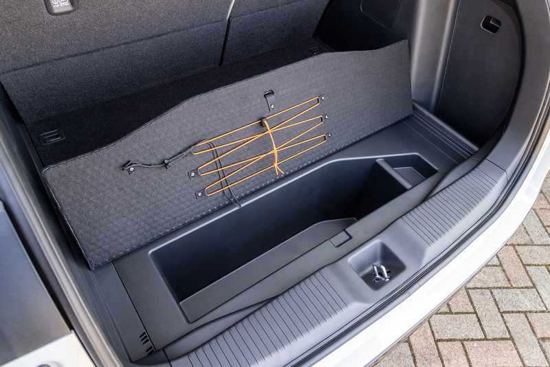 フロア下部には収納スペースを用意