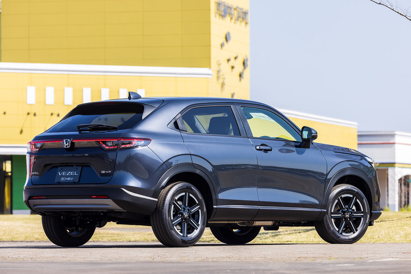 ボディカラーはメテオロイドグレー・メタリック