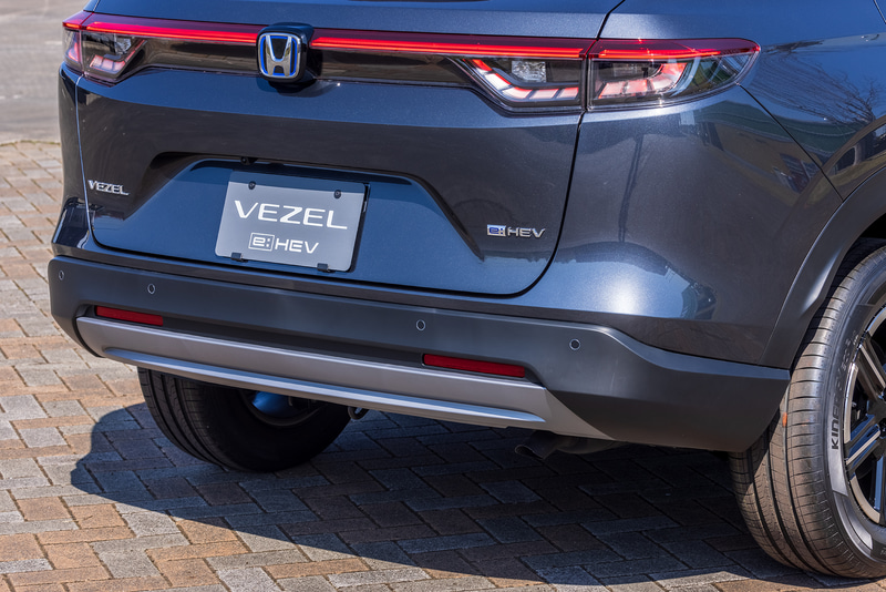 フロント、サイド、リアのバンパーガーニッシュはブラックとなる