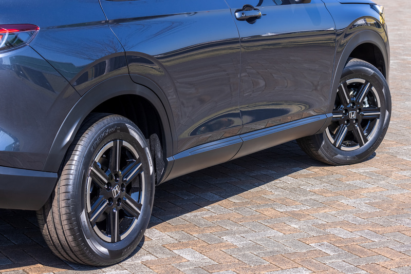 フロント、サイド、リアのバンパーガーニッシュはブラックとなる