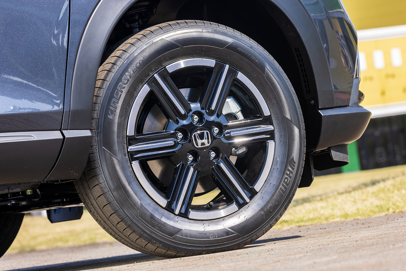 タイヤサイズは215/60R16。アルミホイールは標準装備