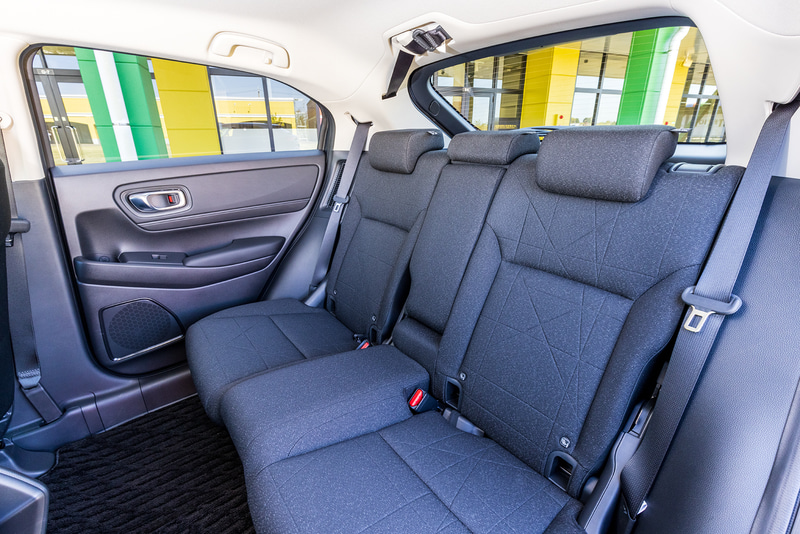 シート表皮はファブリックでシンプルなデザインを採用