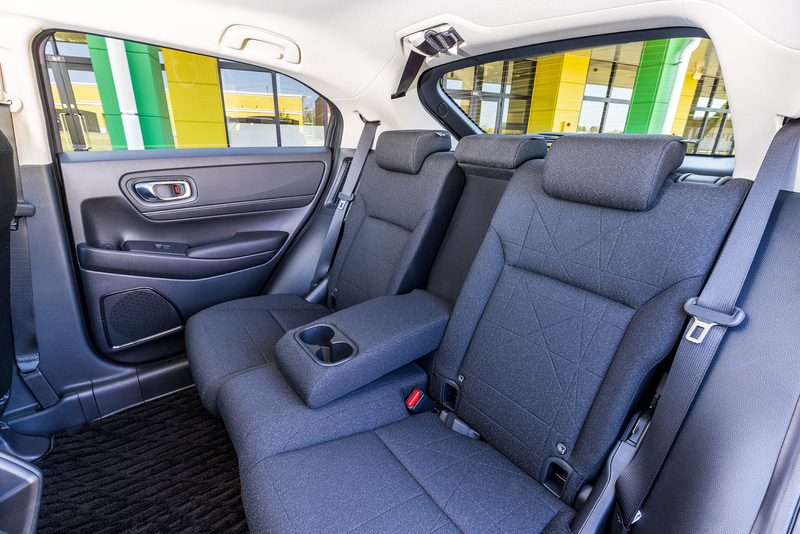 シート表皮はファブリックでシンプルなデザインを採用