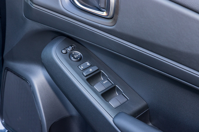 パワーウィンドウは運転席のみワンタッチ式