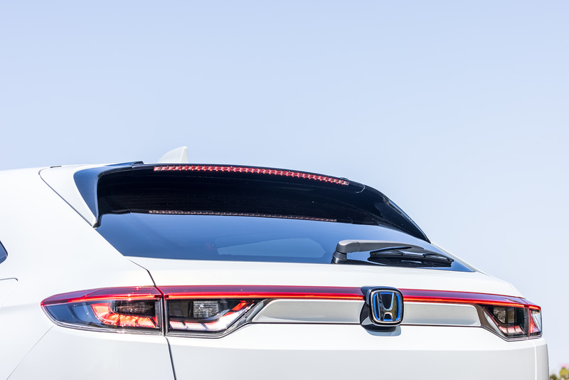 リアコンビランプ中央にリアコンビガーニッシュ。大型のテールゲートスポイラーはLEDストップランプ内蔵でリアまわりを引き締めるのにピッタリ