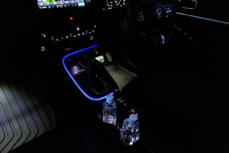 センターコンソールイルミネーション、フットライト、ドリンクホルダーイルミネーションなど夜間にインテリアを引き立てる照明アイテムも充実