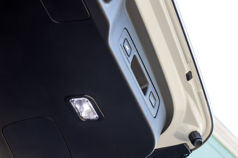 夜間の荷物積み込みなどで重宝するLEDテールゲートライト