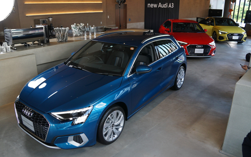 新型「A3 スポーツバック」「A3 セダン」「S3 スポーツバック」の3台が展示された