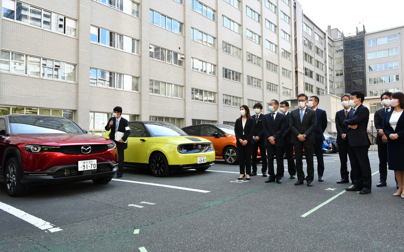 マツダの「ソウルレッドクリスタルメタリック」は目立つようで、笹川副大臣も「いい赤だねぇ～」と撮影待ち時間に注目