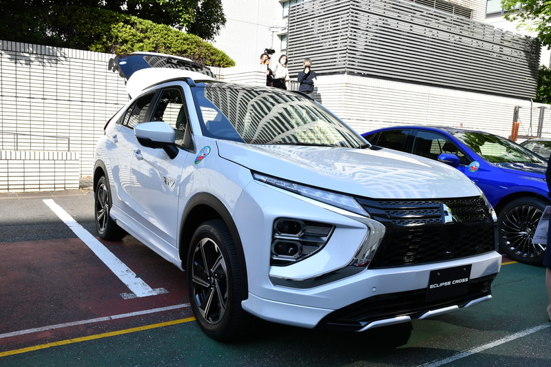 三菱自動車は「エクリプス クロスPHEV」を展示し、ラゲッジルームにV2Hの模型を作り込んでいた