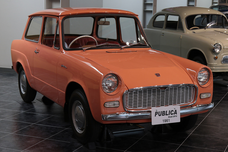 1961年発売、トヨタ・パブリカ（UP10型）。700cc、空冷2気筒OHVエンジン搭載。車名は108万通の公募によりパブリック・カーからの造語。コストダウンのためラジオ、ヒーター、燃料計、サイドミラーがなかった（トヨタ博物館展示車）