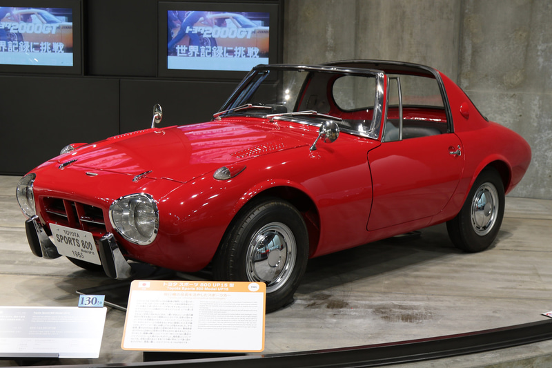 1965年発売、トヨタ・スポーツ800（UP15型）。790cc、空冷2気筒OHVエンジン搭載。1962年のモーターショーで「パブリカスポーツ」として参考出品。エンジンなどパブリカのコンポーネンツをベースに製品化。船橋サーキットのデビューレースで浮谷東次郎が優勝した（トヨタ博物館展示車）